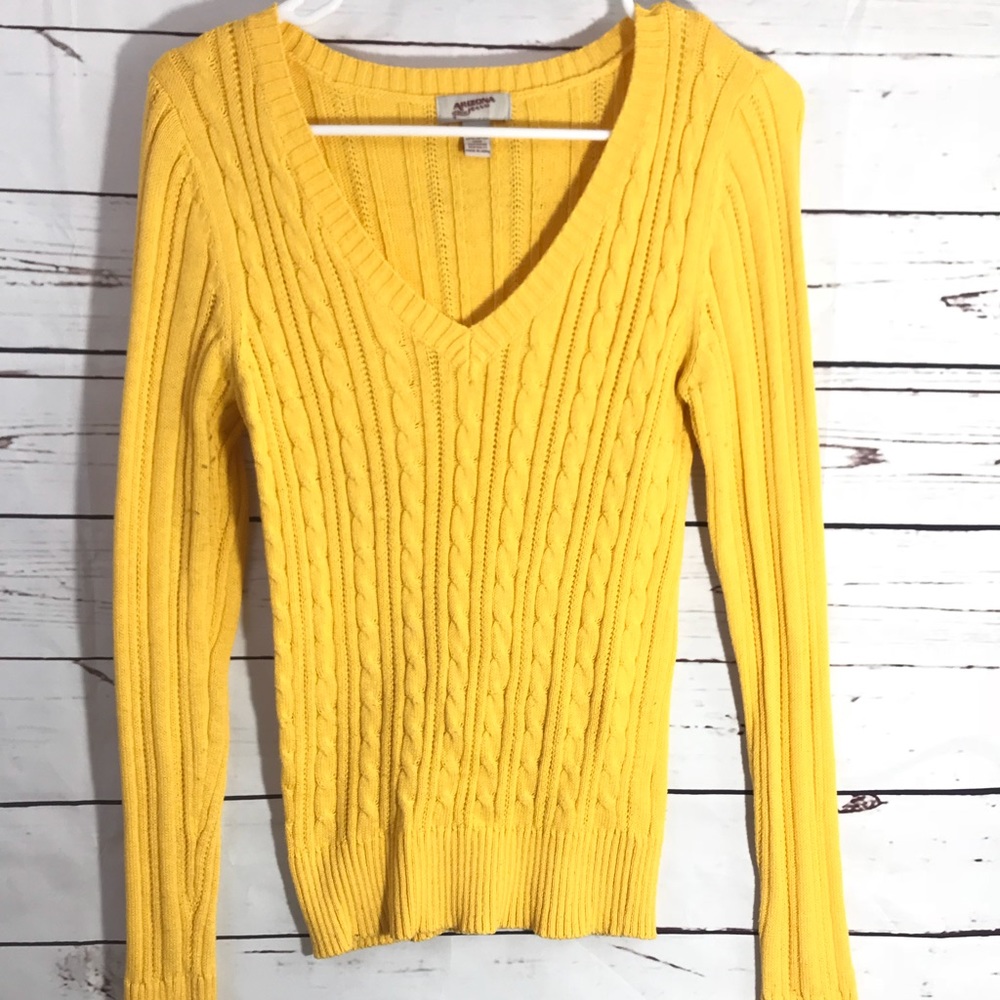 💕 MUSTARD SWEATER 💕 V- neck